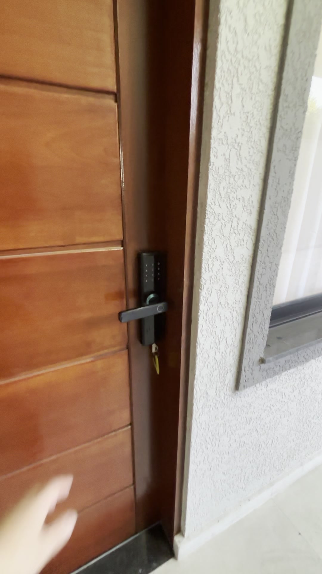 Fechadura eletrônica com leitura digital na porta da unidade