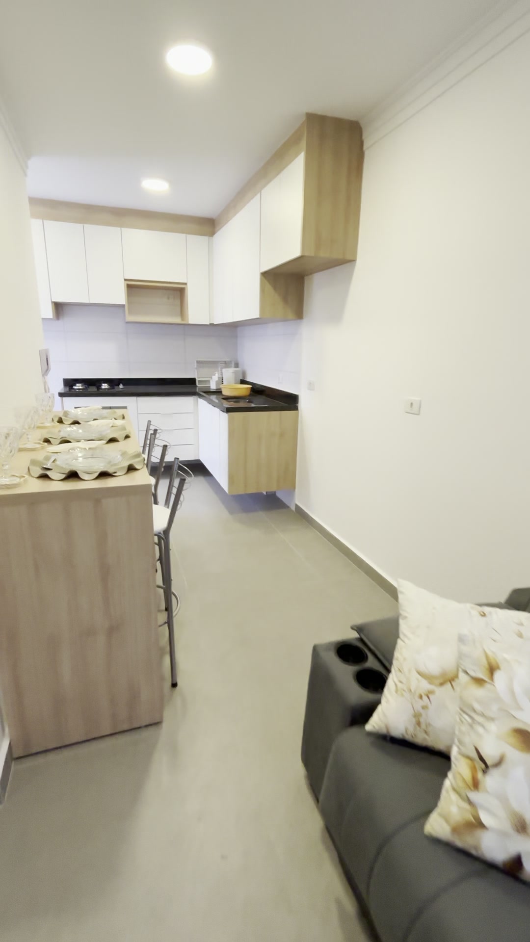 Sala integrada à cozinha planejada