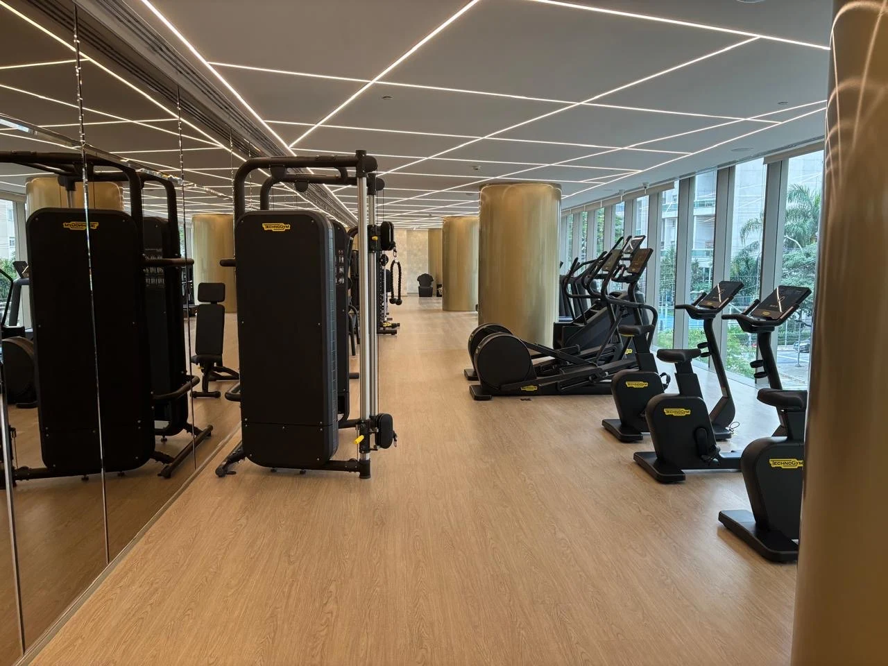 Academia equipada com aparelhos Technogym