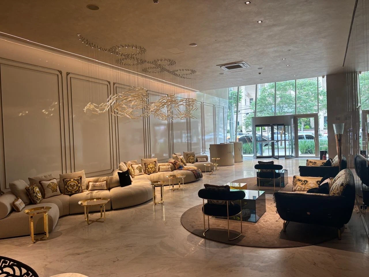Lobby de entrada decorado pela Versace Home