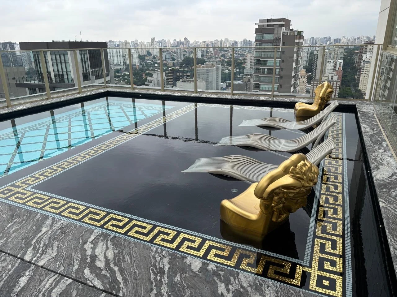 Foto real da piscina, área comum do VILLA