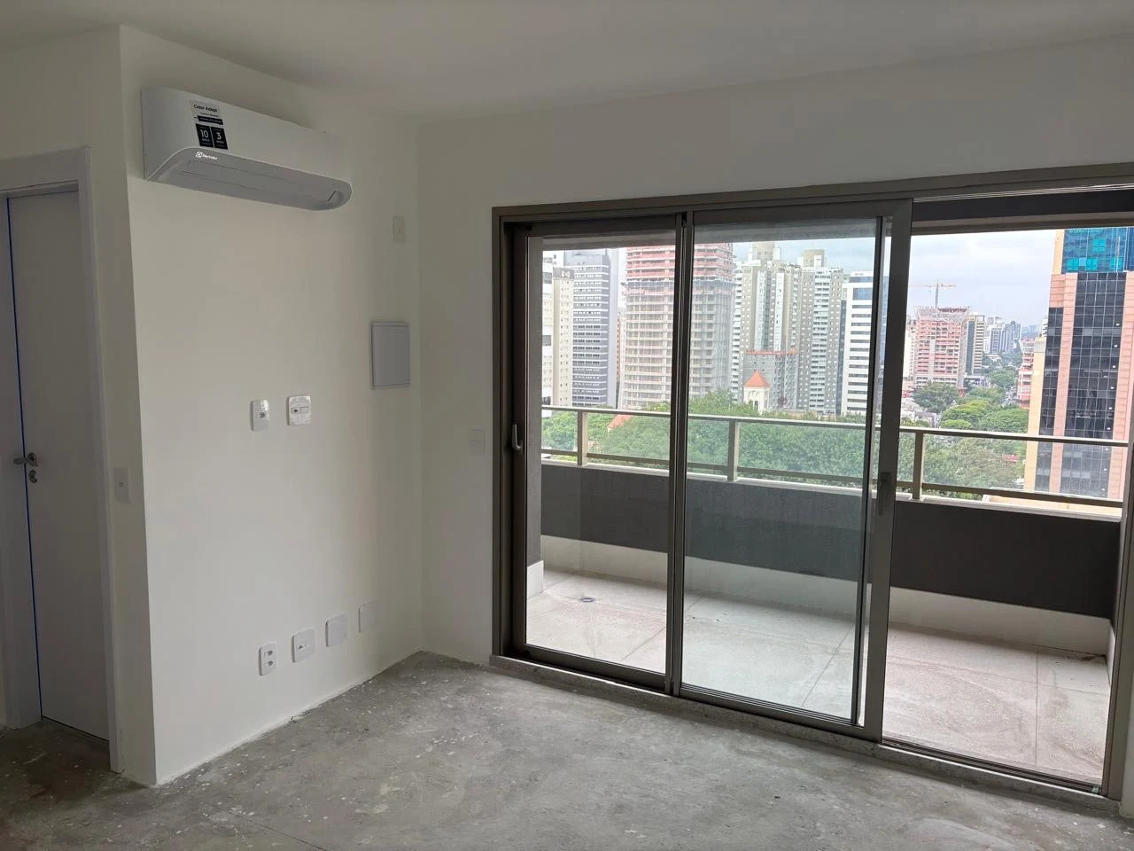 Studio com ar-condicionado e varanda com vista para a cidade
